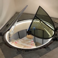 Круглый стеклянный люк двухстворчатый с электроприводом открытое положение