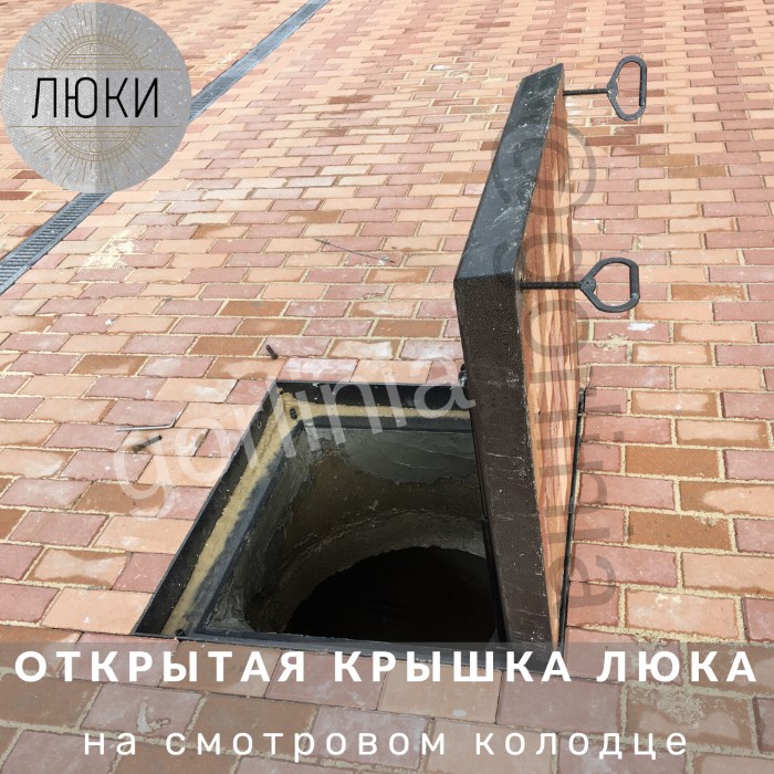 Уличный люк с брусчаткой на колодце Novaya Riga Outlet Village Открытый люк 800*800*90 на одном из 56 смотровых колодцев с брусчаткой в крышке на центральной площади Novaya Riga Outlet Village