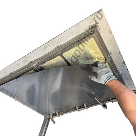 Люк из нержавейки с рифленым листом - утепление дверцы минватой 50 мм Люк из нержавейки с рифленым листом - утепление дверцы минватой 50 мм