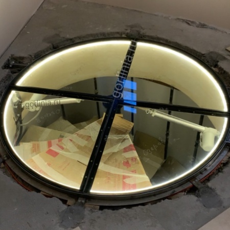 Круглый стеклянный люк двухстворчатый с электроприводом закрытое положение