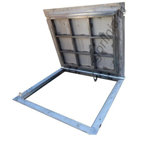 Люк рифленый из нержавеющей стали на петлях с внешними задвижками и стопором без газлифтов Люк рифленый из нержавеющей стали на петлях с внешними задвижками и стопором без газлифтов