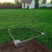 Люк под газон Проспект-ГН в разрезе газонной травы с почвой