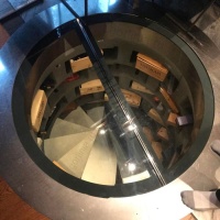 Сдвижной круглый стеклянный люк с лифтовым механизмом и осевым вращением электроприводом с управлением выносной клавишей
