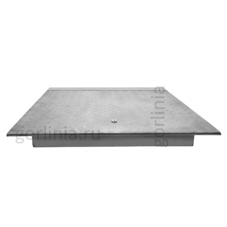 Уличный люк из нержавеющей стали - вид с закрытой крышкой из рифленого листа Уличный люк из нержавеющей стали - вид с закрытой крышкой из рифленого листа